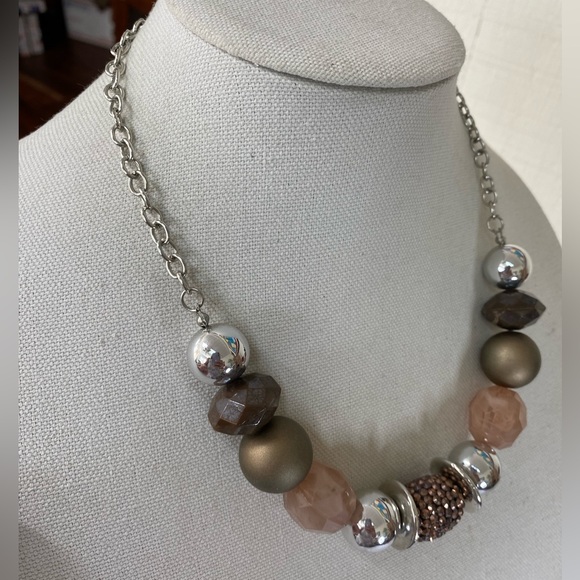 Neutral tone bead statement necklace - Picture 3 of 7